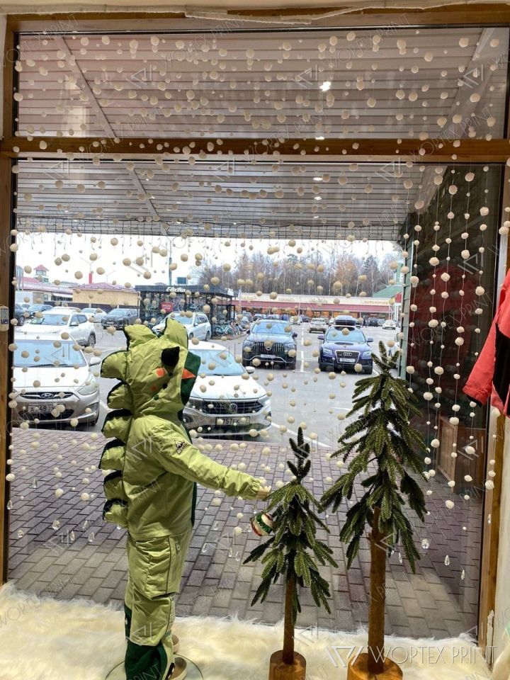 Новогоднее оформление витрины с ростовой фигурой
