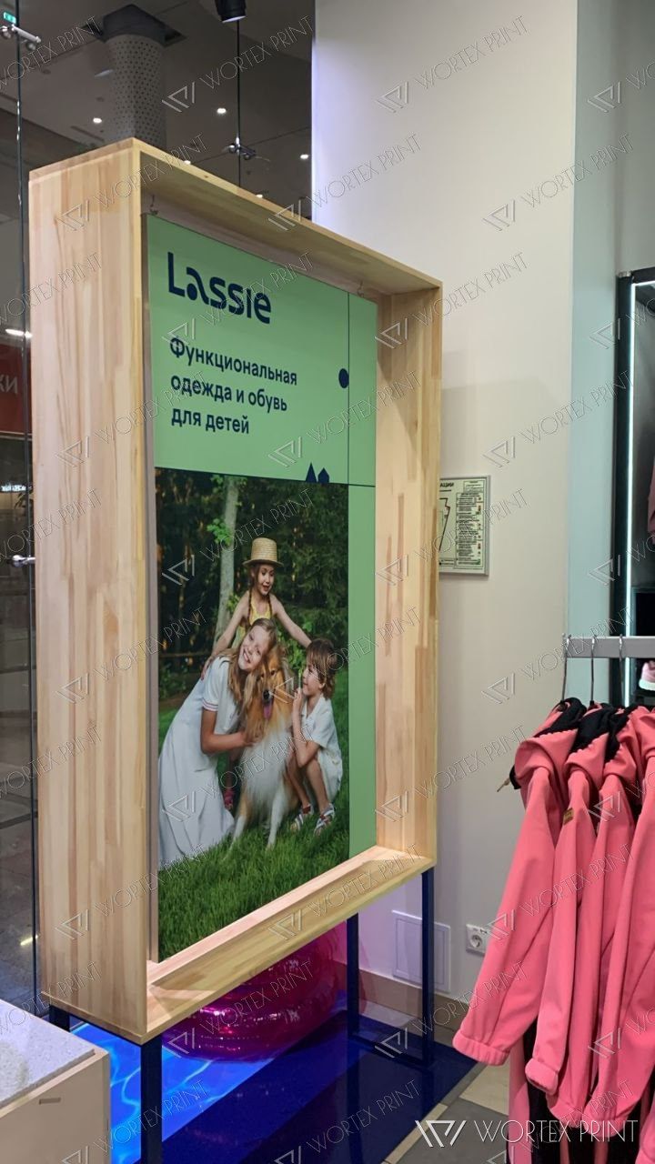Оформление магазина Lassie: пальмы, бассейн и рамы