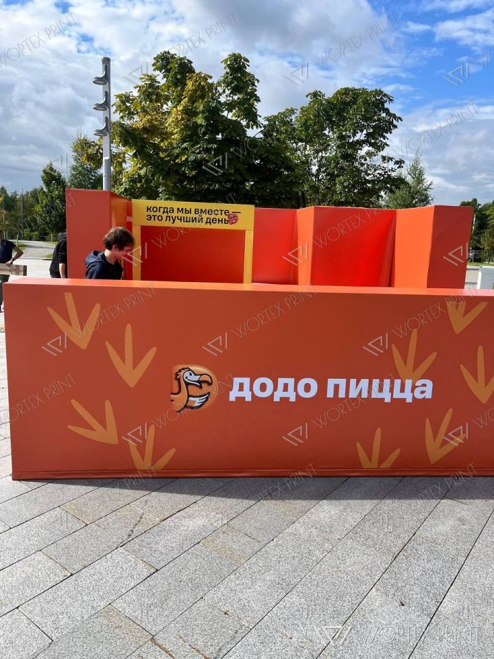Промо-зона Додо Пицца на улице