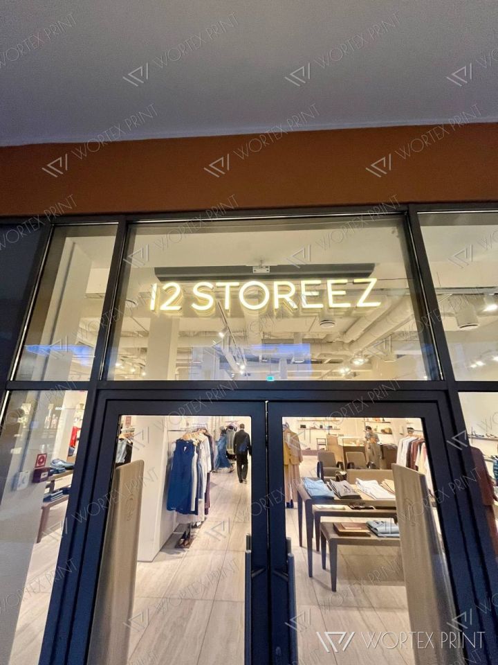 Буквы 12 STOREEZ на витринном стекле