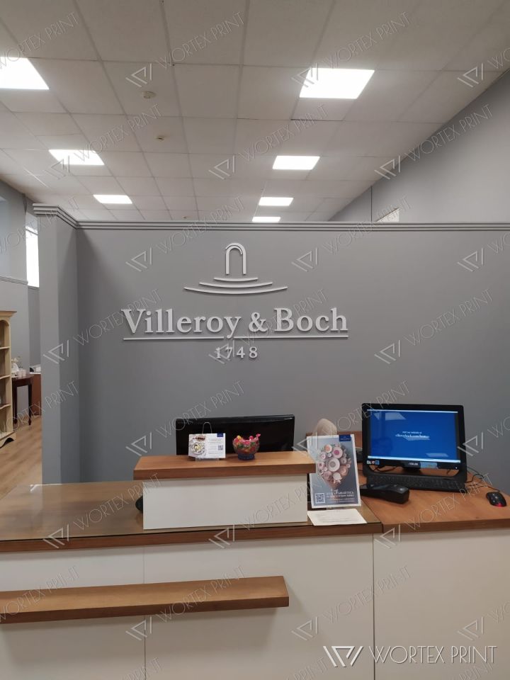 Интерьерный логотип Villeroy & Boch за кассой магазина