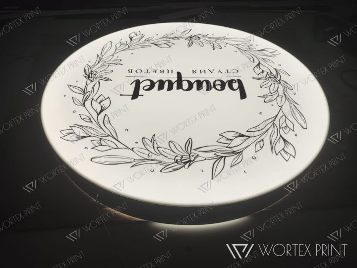 Круглая световая вывеска Bouquet и логотип на витрине студии цветов