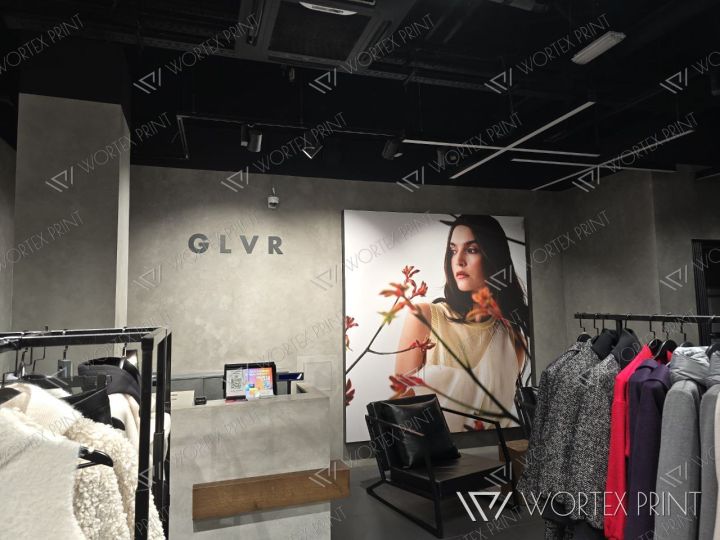 Объёмные буквы GLVR и световая панель в магазине одежды