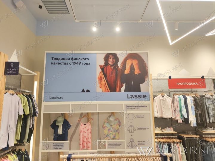 Световые панели Lassie над стеллажами торгового зала