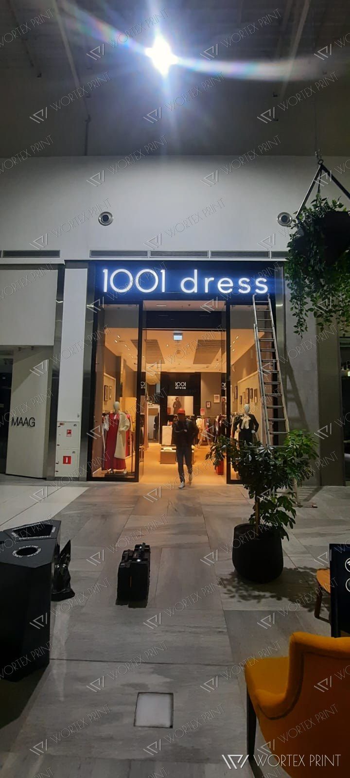 Вывеска 1001 dress над входом и лайтбокс в торговом зале