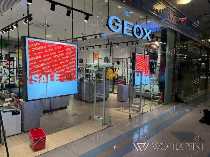 Вывеска GEOX для магазина обуви в ТЦ