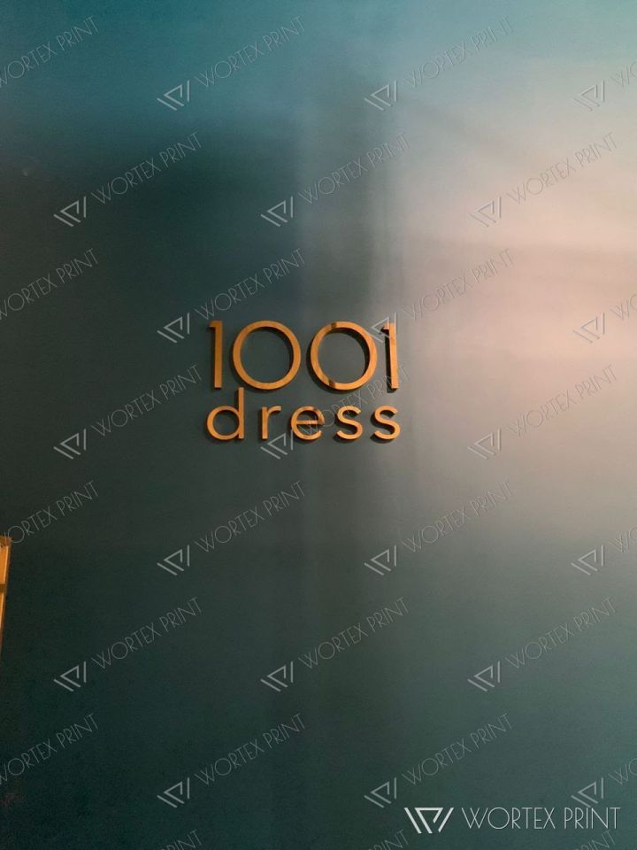 Объёмный логотип 1001 dress на витрине