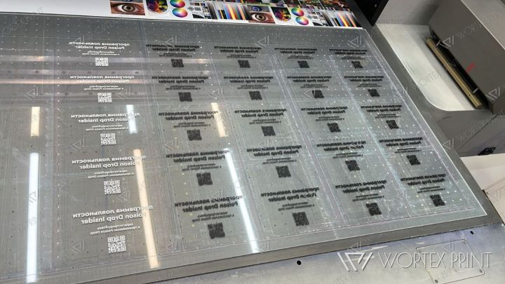 Таблички с QR-кодами на серебристой плёнке
