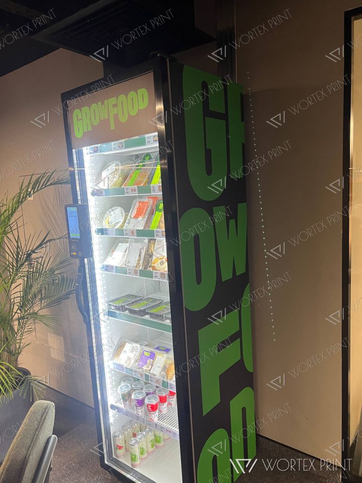 Брендирование точек Growfood: двери, постеры и холодильники