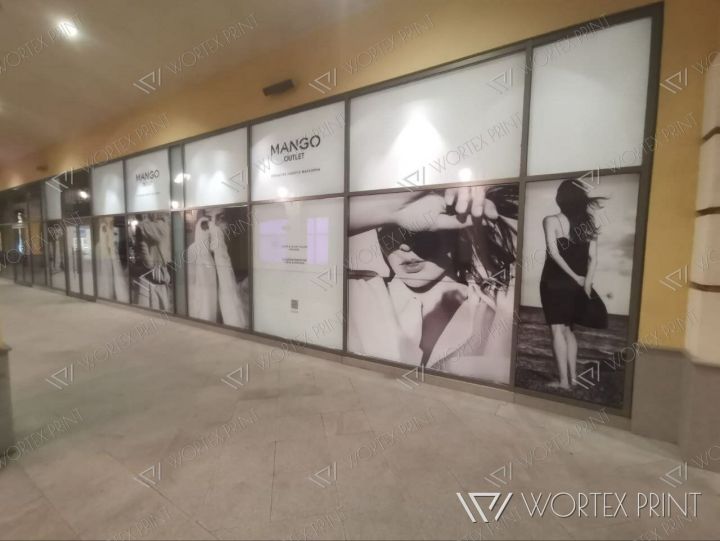 Постеры Mango в витринах торгового центра