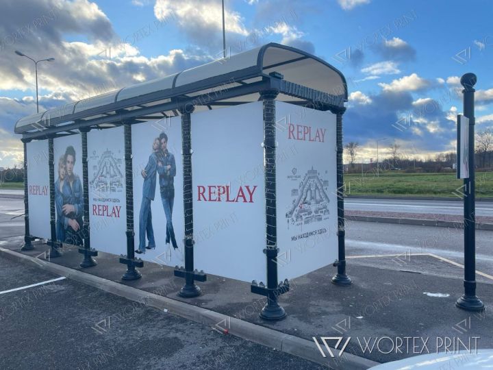 Постеры REPLAY на остановке