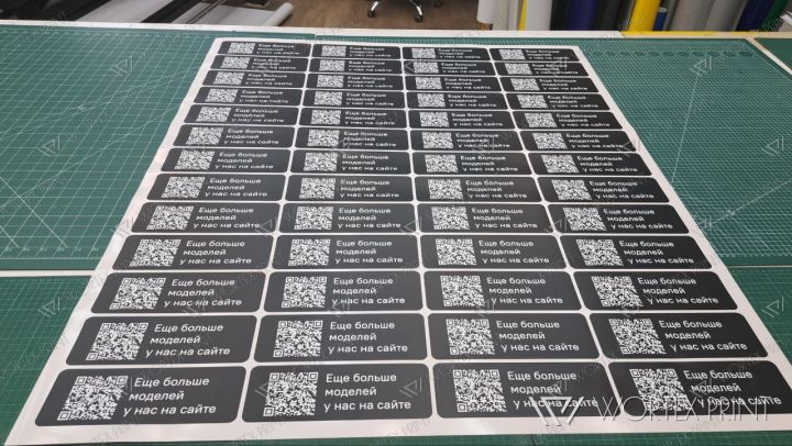 QR-наклейки «Ещё больше моделей на сайте» для торгового зала