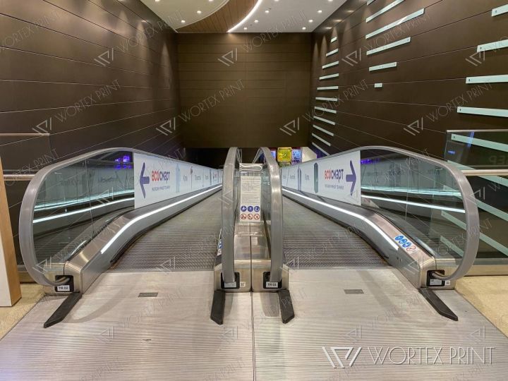 Реклама на бортах травалаторов торгового центра